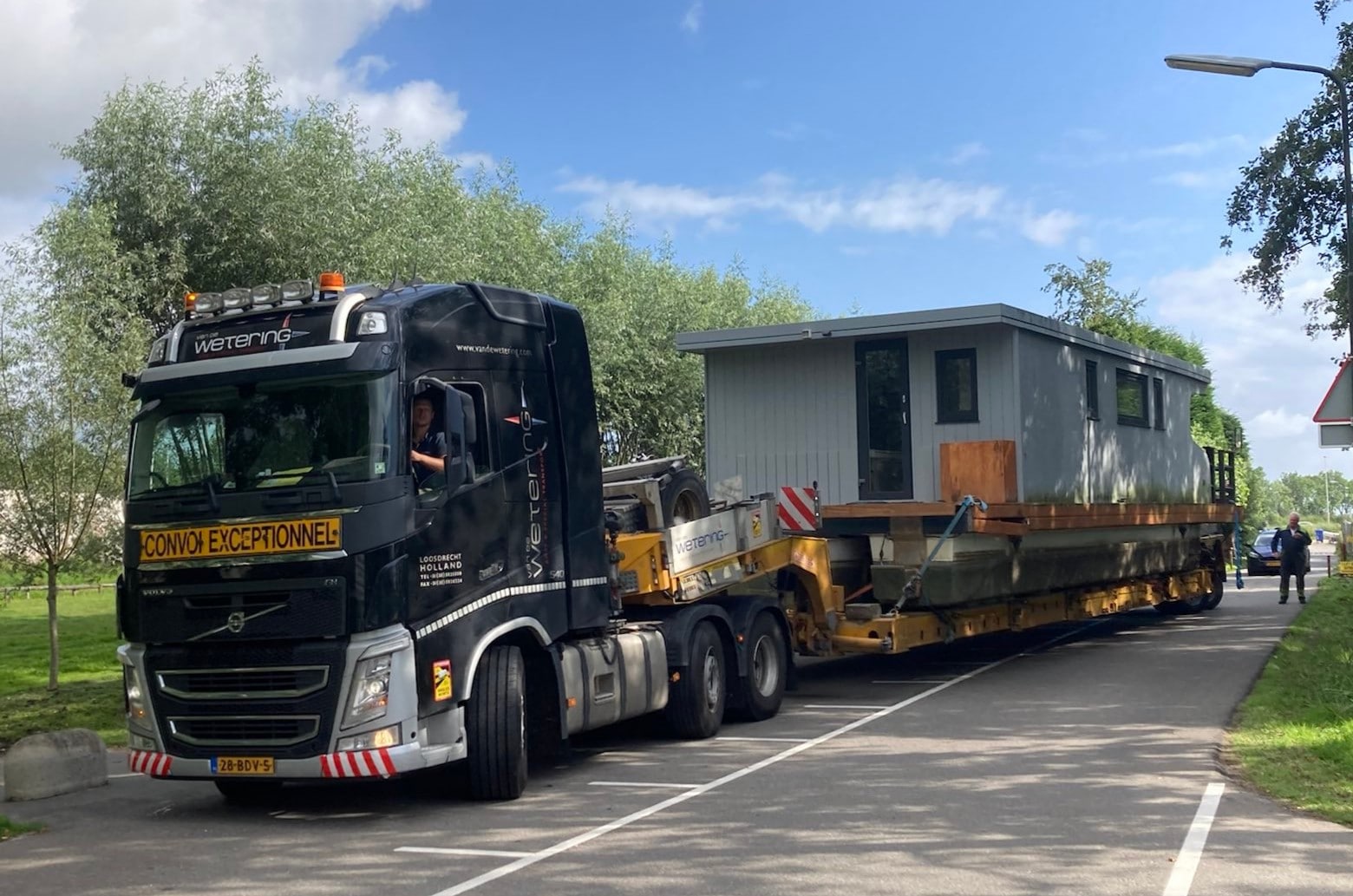 Houseboat transport